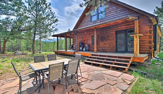 The ‘Pinecone Palace’ w/Hiking Trail Access!