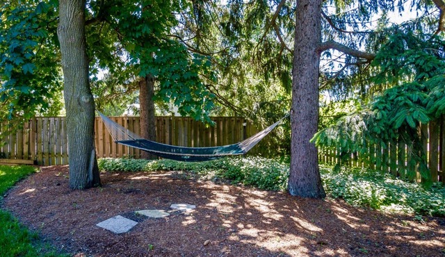 The Pines, Circa 1850 in Old Town NOTL, with Heated Pool, Sleeps 10