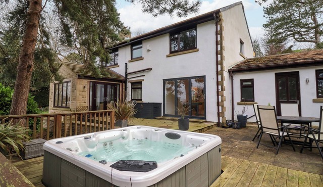 THE PINES, pet friendly, character holiday cottage in Skipton