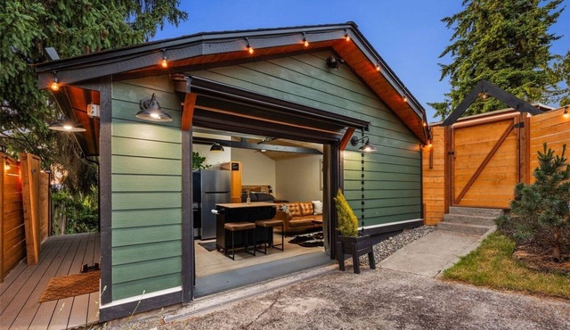 The Pinewood ~ A serene PNW studio retreat with charm & privacy in Tacoma