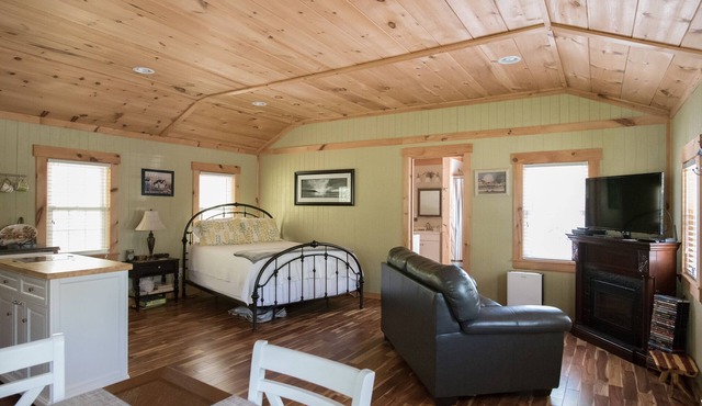 The Pinewood Guesthouse ~Jacuzzi Tub~Fire Pit~Wi-fi~Getaway~Near Croquet Club