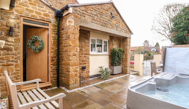 THE PINFOLD, pet friendly, with hot tub in Melton Mowbray
