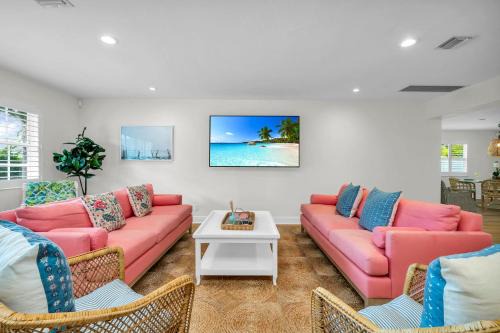 The Pink Cabana A Vibrant Escape Great Location!
