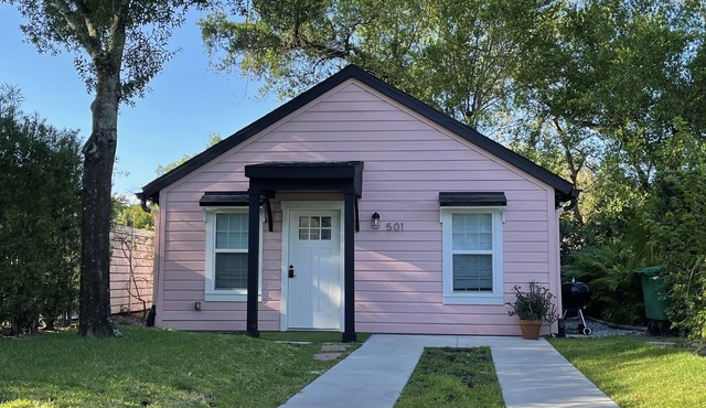 The Pink Cottage: Old Charm with new Amenities