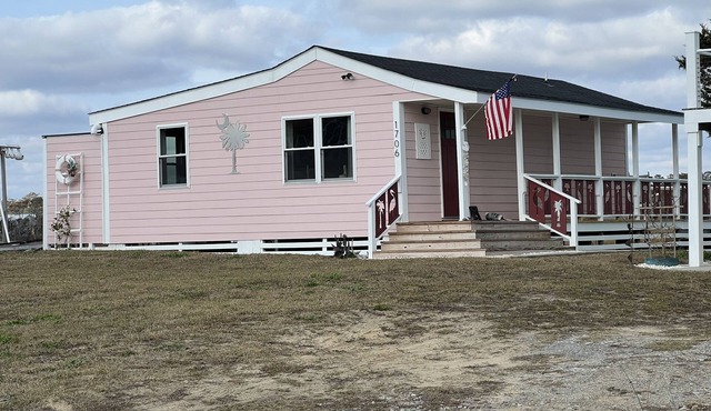 The Pink cottage on West Beach, water front , short walk to beach