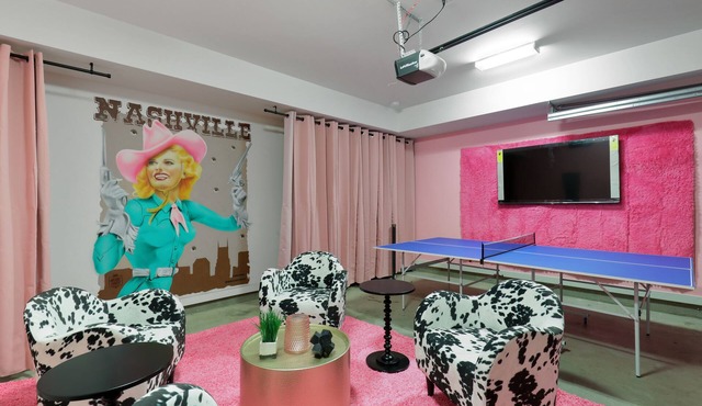 The Pink Cowgirl- Local Business Discounts, 4 Miles to Broadway