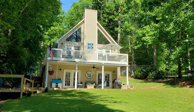 The Pink Dog - MAJOR RENOVATIONS COMPLETED JAN 2023. Lake Sinclair North End.