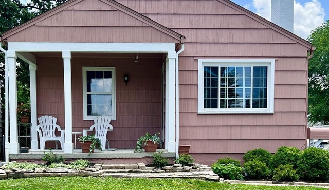 The Pink House -2 bedroom, Downtown Columbus, OSU, short-north, nationwide arena
