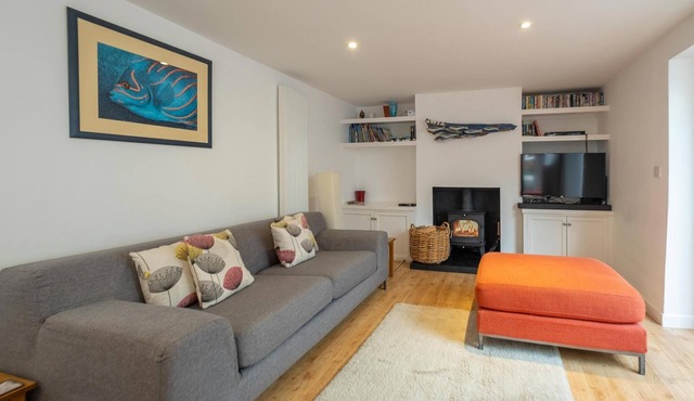 The Pink House, Aldeburgh - sleeps 10 guests in 5 bedrooms