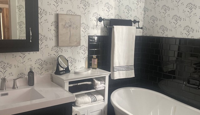 The Pink House - Charming, fully renovated, quiet getaway