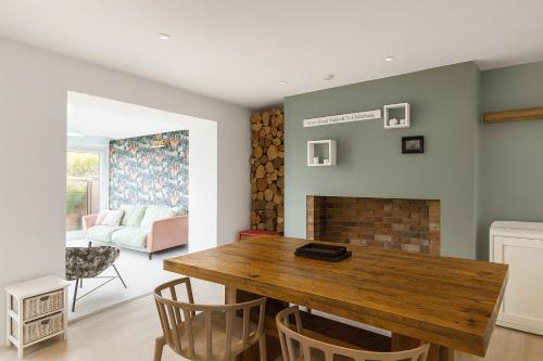 The PINK House , FREE Parking , 3 Bedrooms , Garden , close to M4 and countryside!