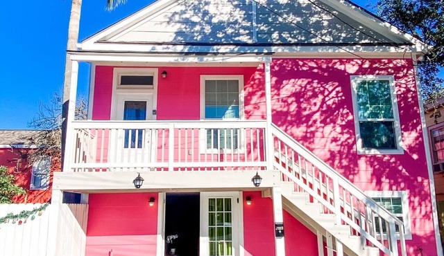 The Pink House- just Minutes walk from the Beach!