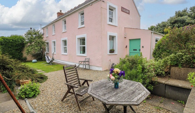 THE PINK HOUSE, pet friendly, character holiday cottage in Solva