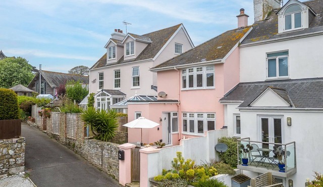 THE PINK HOUSE, pet friendly, with open fire in Stoke Fleming