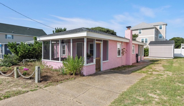 The Pink House: Central Location | Pet-Friendly