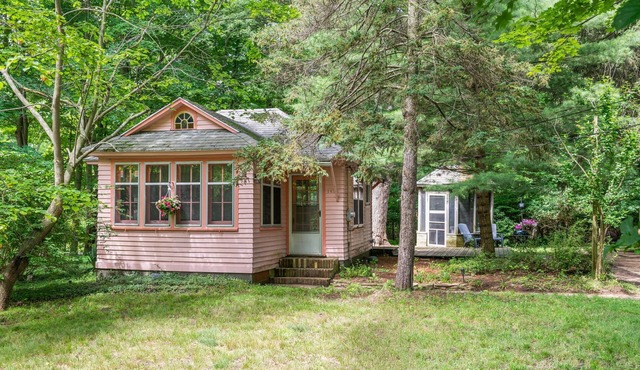 The Pink Lady of The Lake: A charming Glenn cabin!
