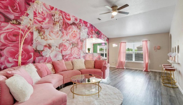 The Pink Manor Nr Downtown