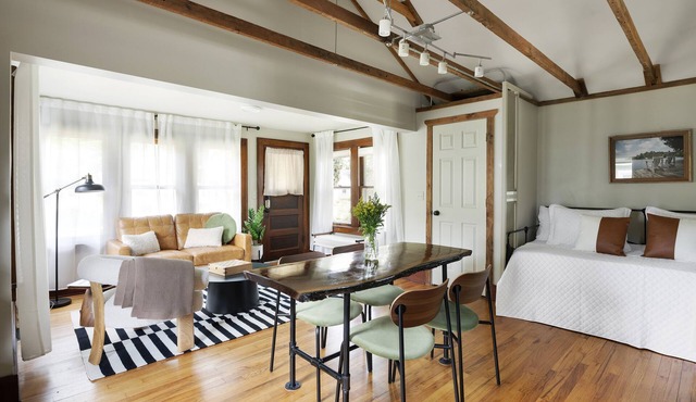 'The Pink Pad' Twin Cities Getaway Bungalow with a cozy loft