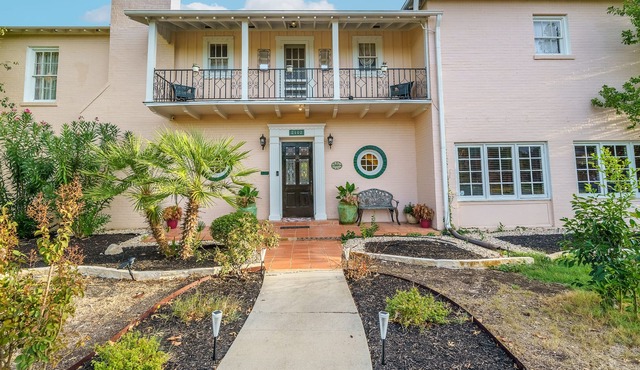 The Pink Palace - A Historic Oasis - King Beds - Centrally Located