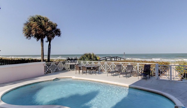 The Pink Palace- Gulf front townhouse with private pool & large patio, sleeps 12