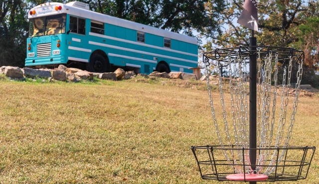 The Pinnacle Mountain Bus Stop ~ Fire pit, Frisbee Golf, Baggo, Hammock