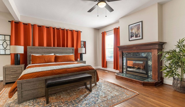 The Pioneer - Charming Home Walkable to Streetcar!