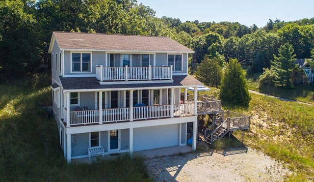 The Piping Plover - Stunning views on Lake Michigan 4br family vacation home