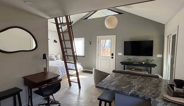 The Pistachio House, Charming & Private Guest House mins from UT/Moody Center/Downtown