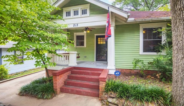 The Pistachio Pad in Hillcrest - SLEEPS 10 - PETS