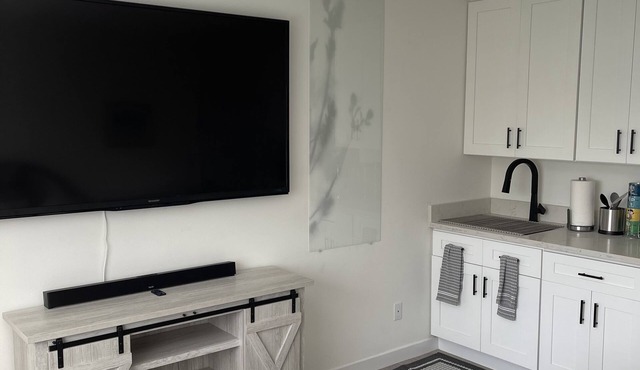 The Place To Be….The Golden Triangle. 5 min to Playa Vista