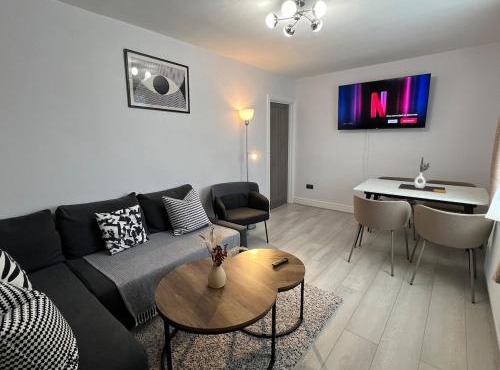 The Place with king beds, Ensuite Bathrooms, Close to Airport and Free Parking