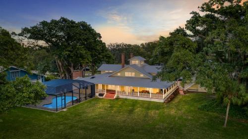 The Plantation House! Waterfront view! Free pool heat!