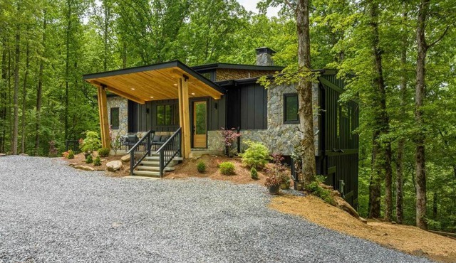 The Playground- NEW modern luxury home on creek!