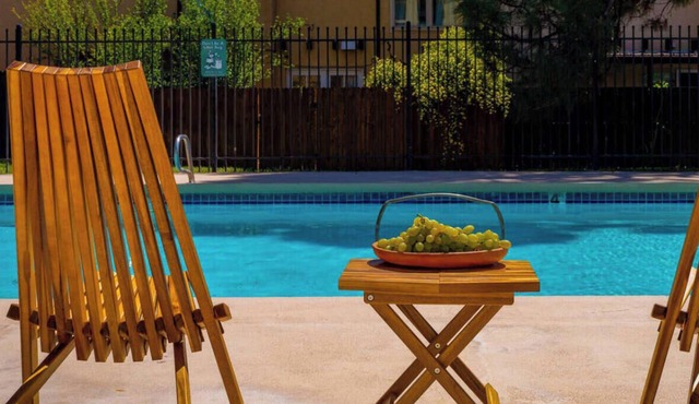 The Plaza - An Irvie Home w Summer Pool