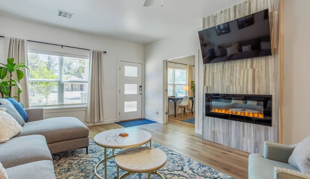 ★The Plaza Retreat★ Outdoor Fire Pit, Fast Wi-Fi, Close To Everything