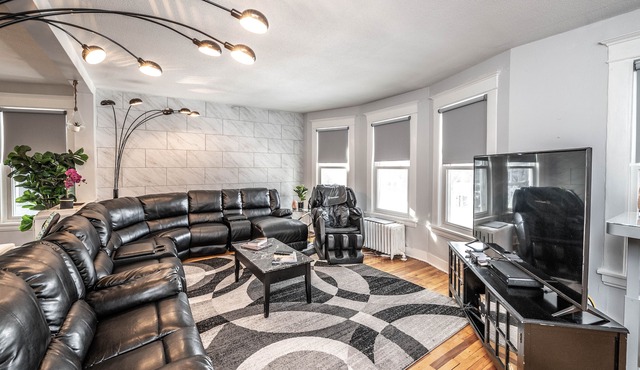 The Pleasant Mansion 6BR (Uptown/Downtown) by Lux Life