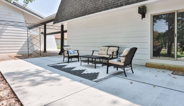The Plover Home. Newly remodeled for comfort & peace! 3B. 2 kings + 1 double.