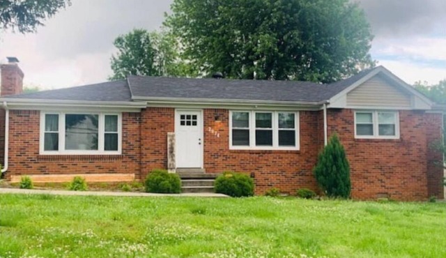 The Plum Springs House-cozy family sized pet friendly home w/fenced yard.