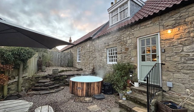 THE POACHERS POCKET, pet friendly, with hot tub in Alnwick