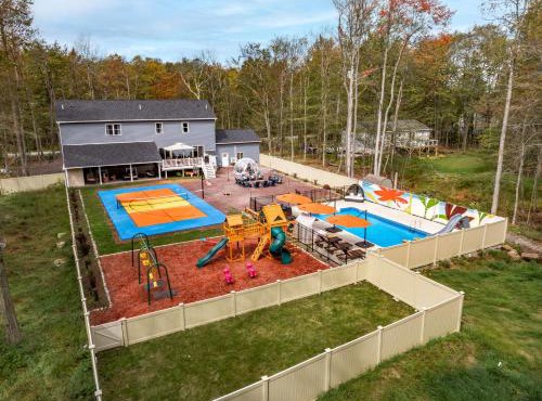 The Poconest - Luxurious Mountain Mansion