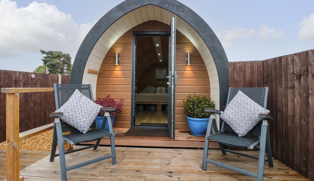 THE POD AT BANK HOUSE FARM, romantic, with a garden in Hixon