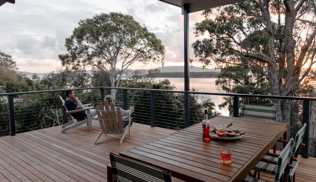 The Point Lake House w/direct access to Wallis Lake.