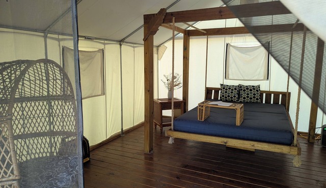 The Polynesian Glamper is a cozy retreat Just 2 Miles from Scenic Holden Beach