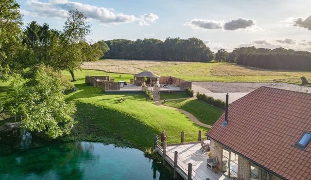 The Pond Barn - Five Bedroom House, Sleeps 10