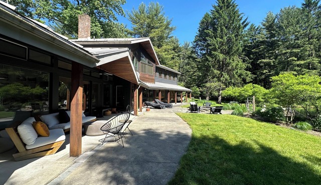 The Pond: Gorgeous Secluded Property Close to Town