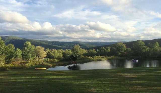The Pond House: cozy home with a mountain view perfect for a Catskills getaway