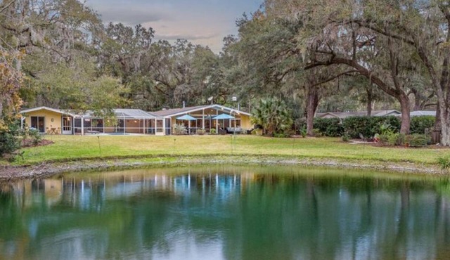 The Pond House! Large Pool, 10 sleeps, Pool Table, Firepit, 10 min UF