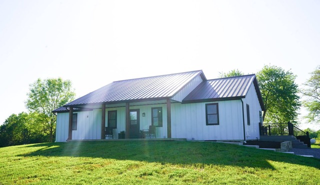 The Pond View House - quiet country getaway w/hot tubn