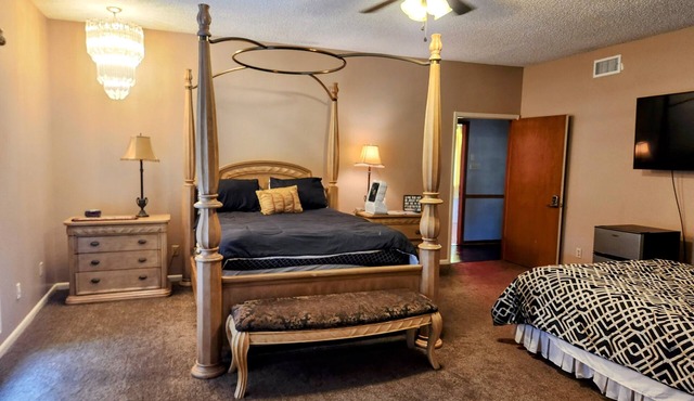 The Ponder House Suite A Qn Beds with private bath. We hve add'l rms available.