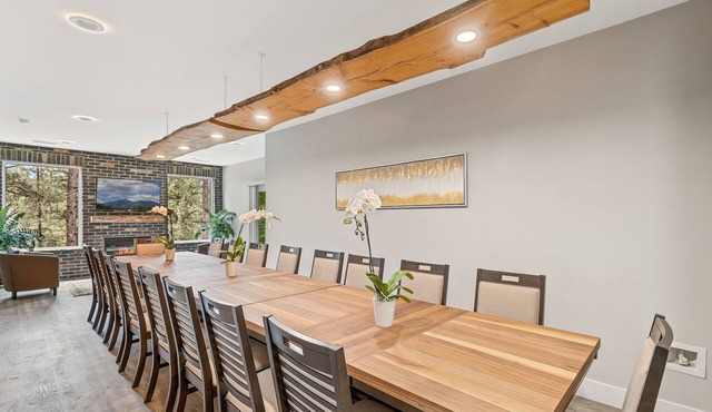 "The Ponderosa"-Gathering Tree's Deluxe Group Stay with private KING suites